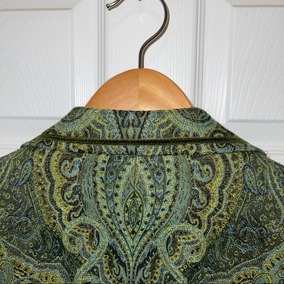 Fun waste length jacket with flair sleeves. - Picture 2 of 4